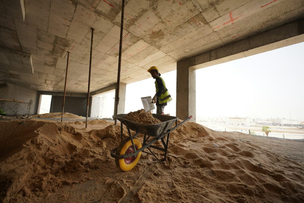 Construction Accident Lawyer in Bellerose – construction worker standing on a job site