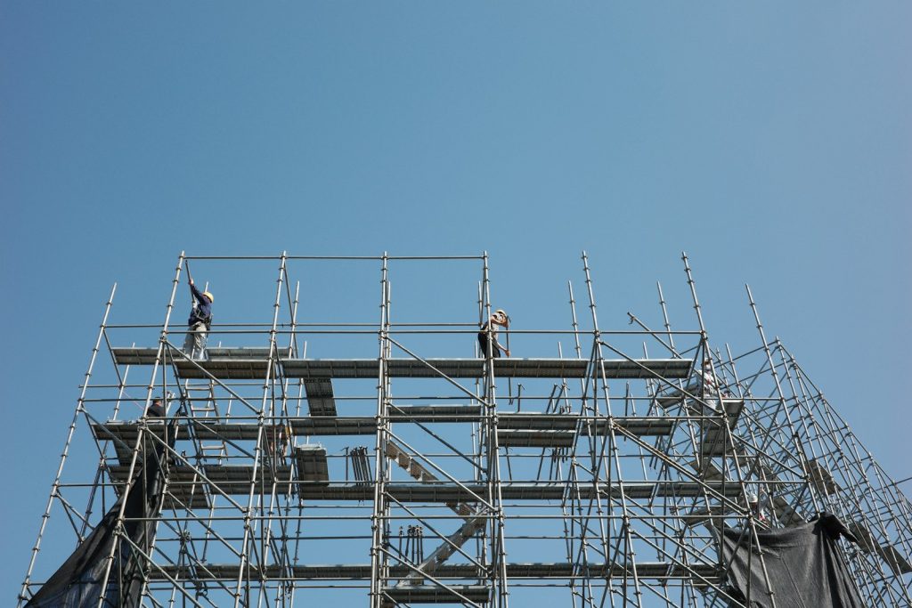 Construction Accident Lawyer in Bellerose – workers on scaffolding against a building